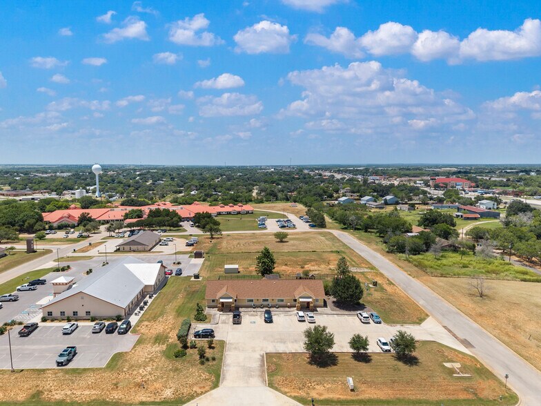 More Photos Of 140 Paloma Dr, Floresville Office For Sale