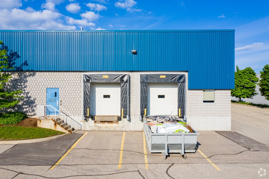 More Photos Of 216 Bathurst Dr, Waterloo Flex For Lease