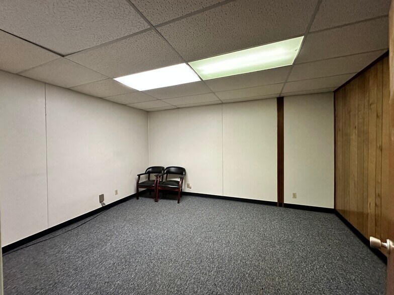 More Photos Of 1102 Longfellow Dr, Beaumont Office For Lease