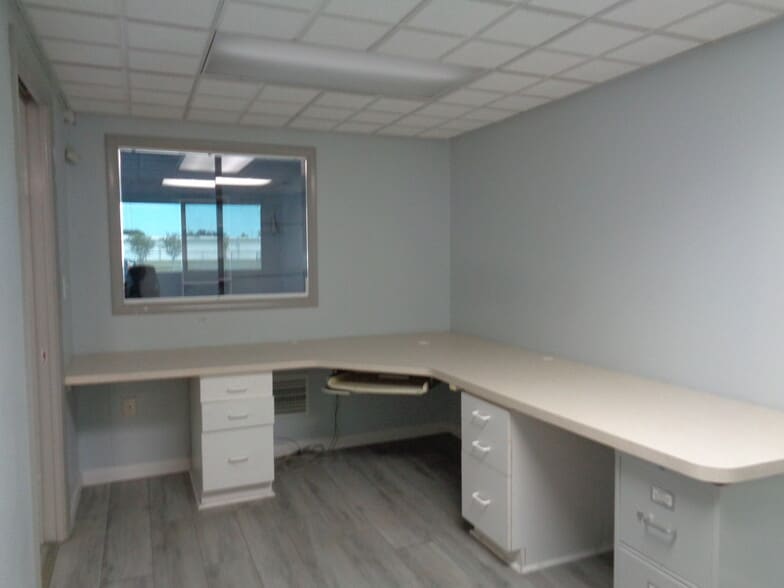 More Photos Of 6020 Deacon Rd, Sarasota Warehouse For Sale