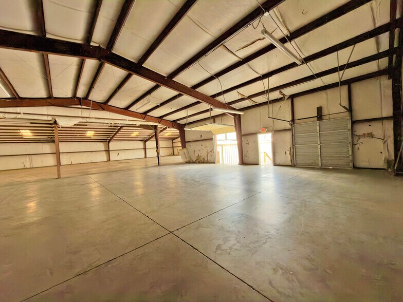 More Photos Of 206 Production Dr, Elizabethtown Warehouse For Lease