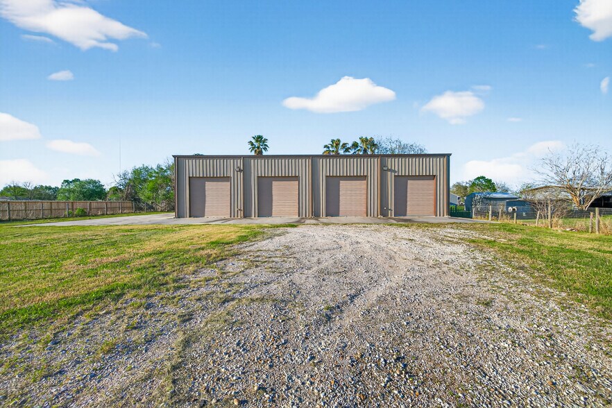 More Photos Of 5901 County Road 675B, Rosharon Warehouse For Lease