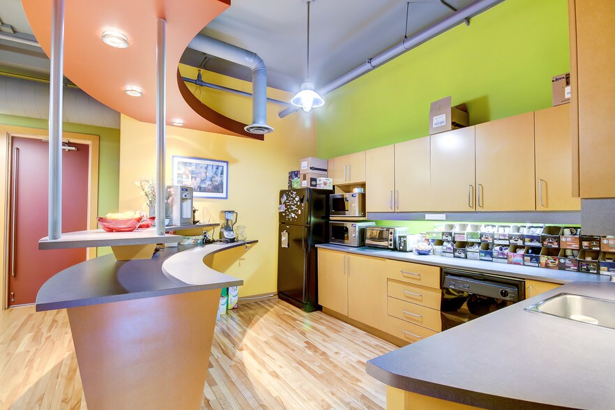 More Photos Of 75 Prom Du Portage, Gatineau Storefront Retail Office For Sale