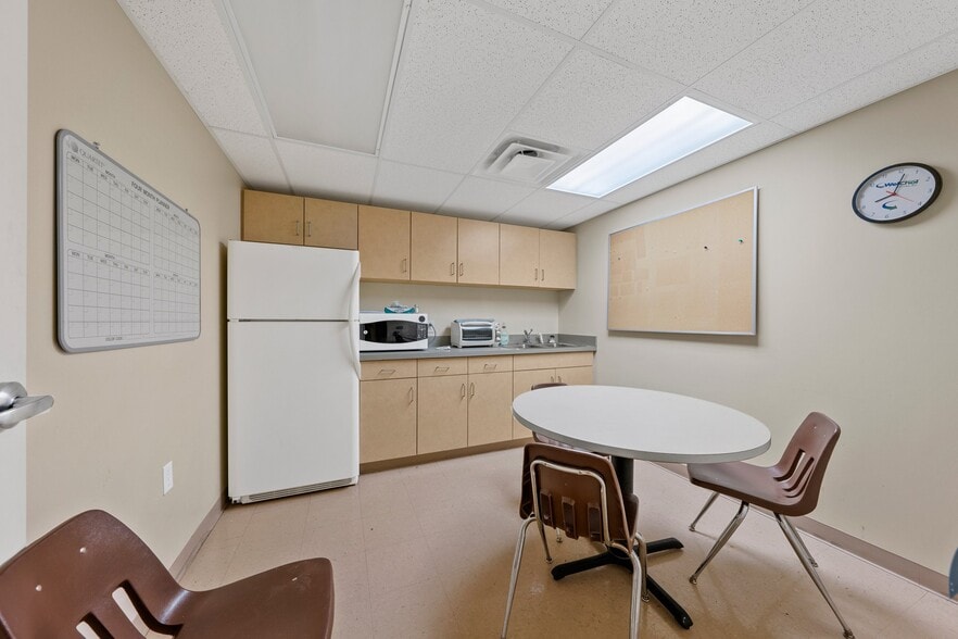 More Photos Of 1004 Glenview Dr, Glasgow Medical For Sale