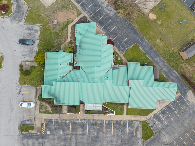 More Photos Of 1102-1108 Poplar Pl, Rogers Medical For Lease