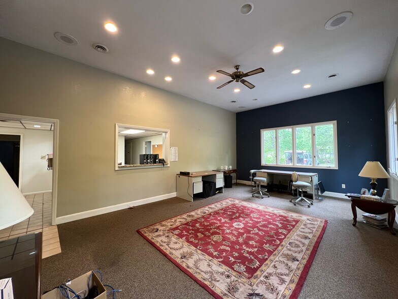 More Photos Of 1335 Hardy Rd, Vinton Medical For Lease