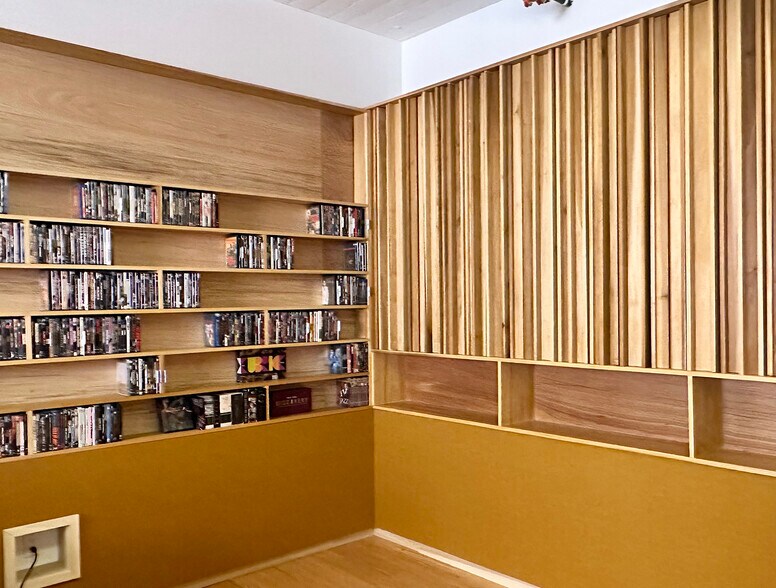 More Photos Of 405 Towne Ave, Los Angeles Showroom For Lease