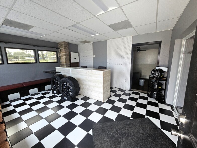 More Photos Of 15217 US 301, Dade City Office For Sale