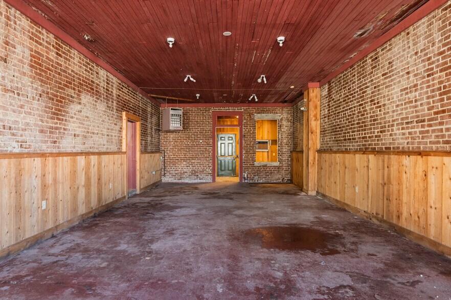 More Photos Of 135 Main St, Smiths Grove Storefront For Sale