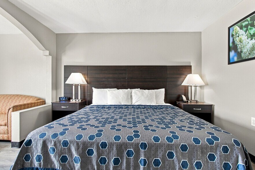 More Photos Of 634 David St, Centerville Hotel For Sale
