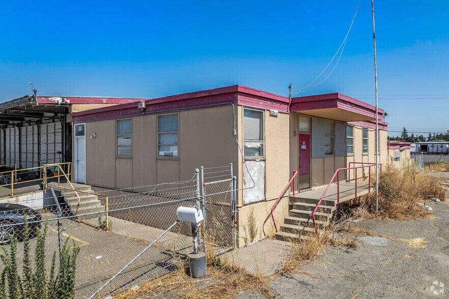 More Photos Of 900 F St, West Sacramento Truck Terminal For Sale
