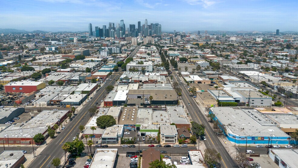 More Photos Of 148 W 32nd St, Los Angeles Warehouse For Lease