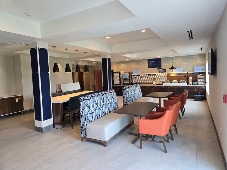 More Photos Of 4020 S Grand Ave, York Hospitality For Sale