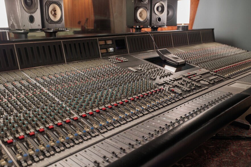 More Photos Of 2205 E 12th St, Austin Movie Radio TVStudio For Sale