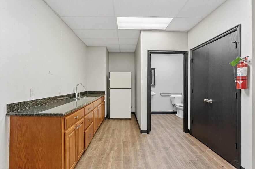 More Photos Of 17311 NE 23rd St, Choctaw Office For Lease