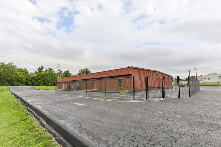 More Photos Of 500 W Daniels St, Ozark Office For Sale