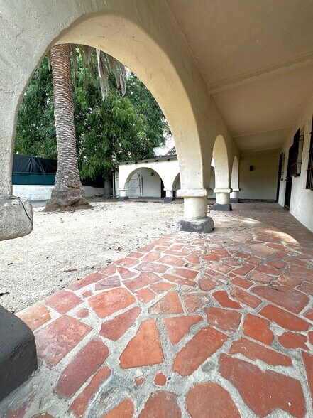 More Photos Of 10623 Riverside Dr, North Hollywood Office For Lease