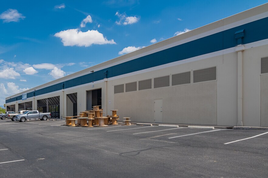 More Photos Of 777 E MacArthur Cir, Tucson Distribution For Lease