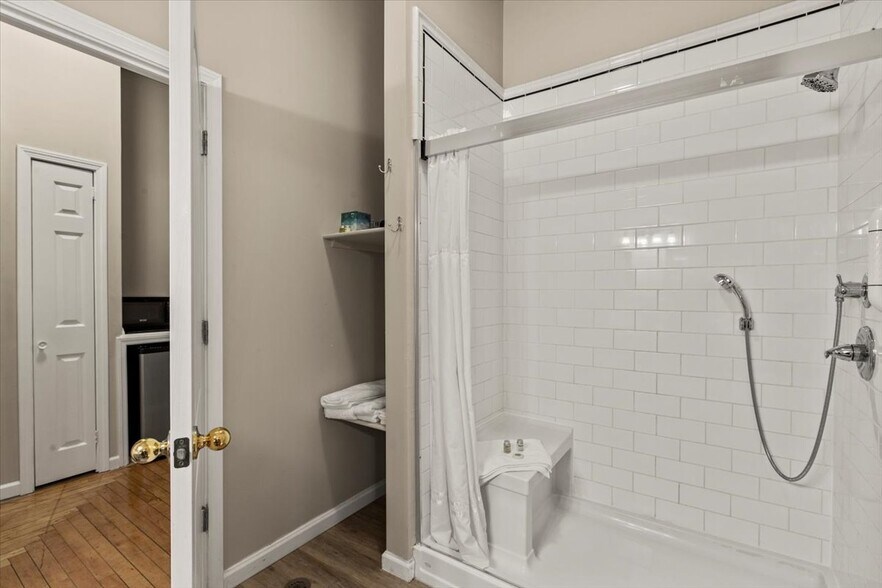 More Photos Of 49 Florida Ave, Amsterdam Hospitality For Sale