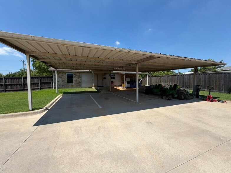 More Photos Of 414 N Kealy Ave, Lewisville Office For Sale