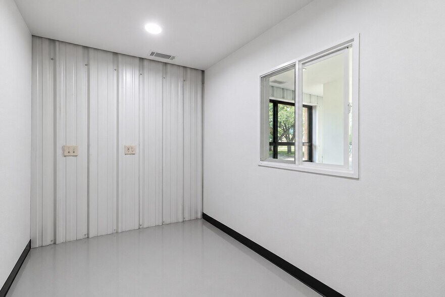 More Photos Of 101 John Kelly St, Burnet Industrial For Sale