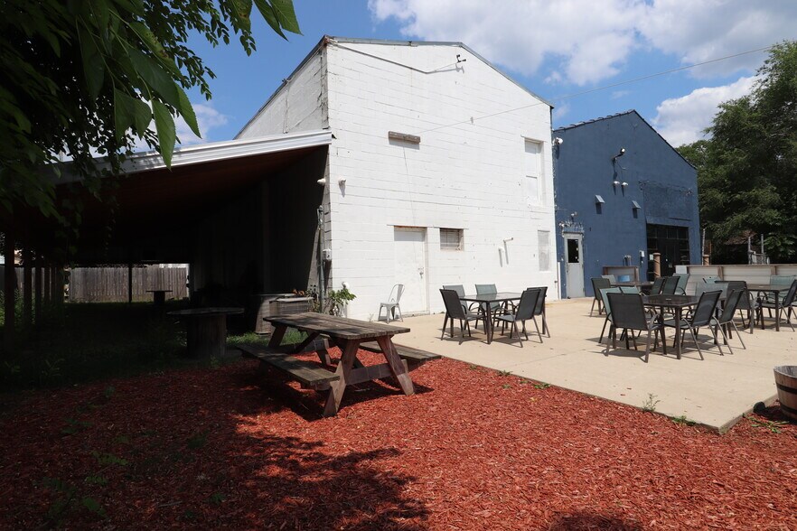 More Photos Of 92 E Michigan Ave, Galesburg Freestanding For Sale
