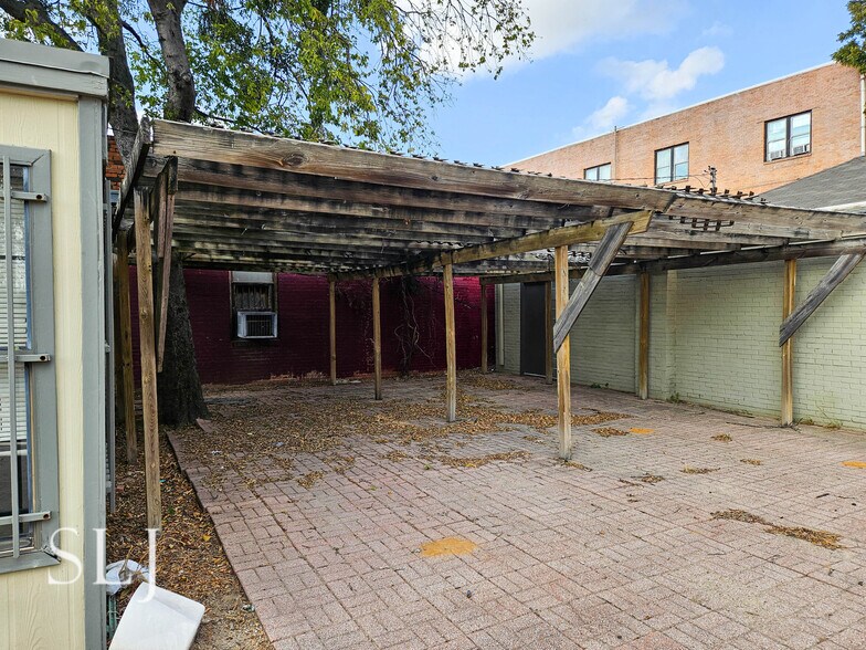 More Photos Of 2017 S Ervay St, Dallas Restaurant For Lease