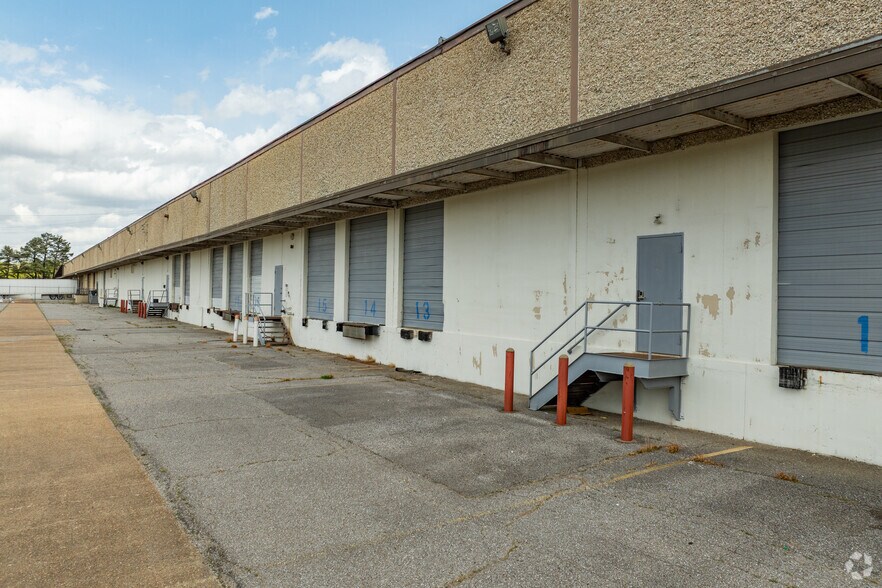 More Photos Of 2900 Datsun Dr, Memphis Distribution For Lease
