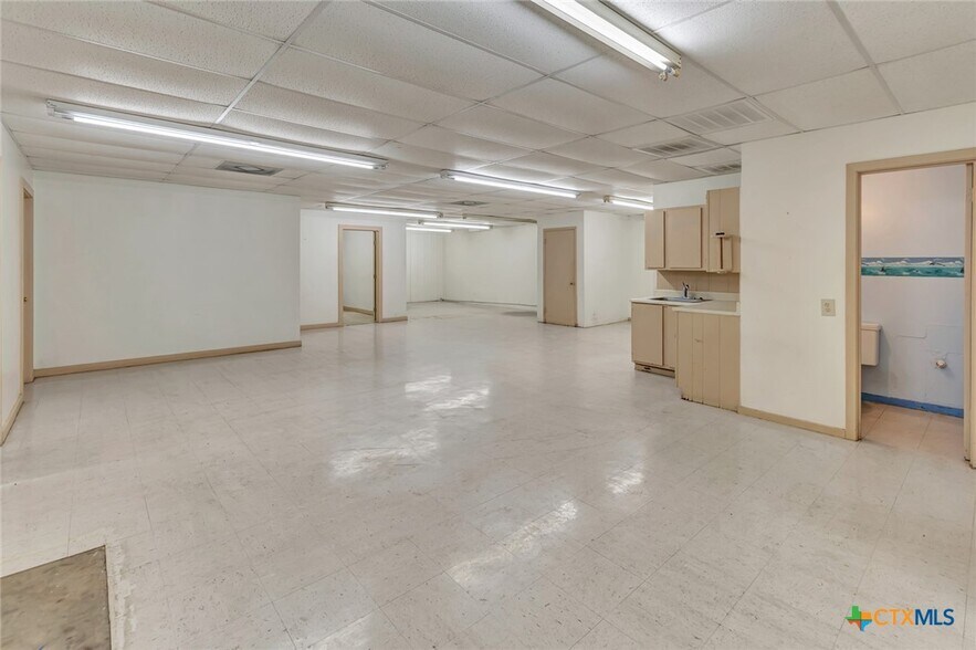 More Photos Of 306 N Wells St, Edna Office For Sale
