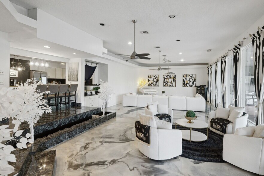 More Photos Of 8463 Beach Blvd, Jacksonville Freestanding For Lease