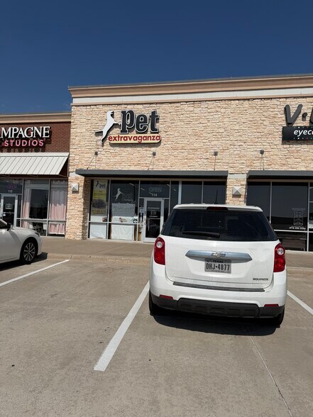 More Photos Of 1500 W Hebron Pky, Carrollton Storefront For Lease