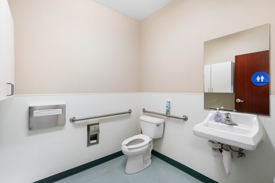 More Photos Of 102 S Vine St, Paso Robles Office For Lease