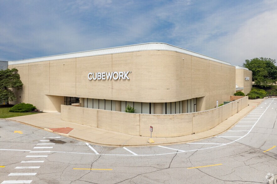 More Photos Of 1995 Southlake Mall, Merrillville Department Store For Sale
