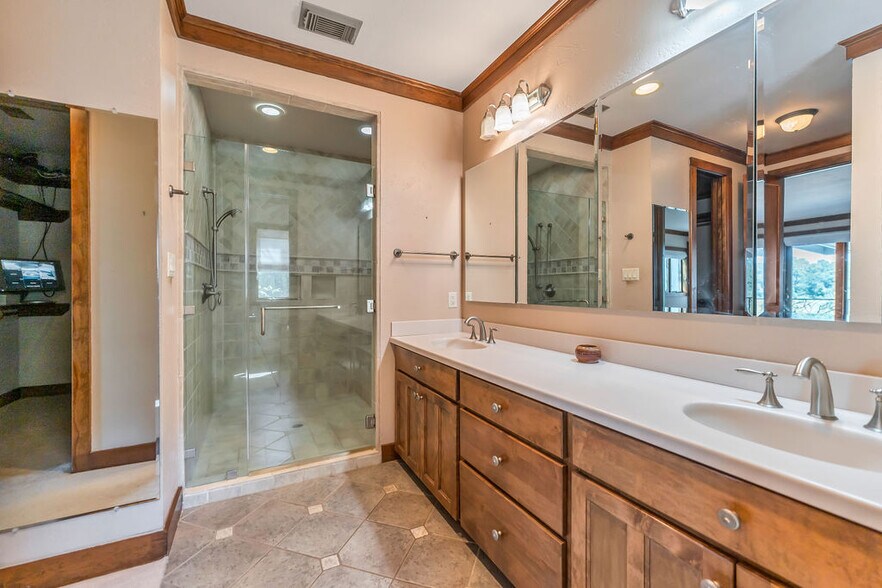 More Photos Of 43 Pool Rd, Richards Specialty For Sale