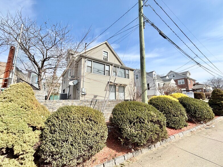 More Photos Of 39 Grenhart Rd, Stamford Freestanding For Lease