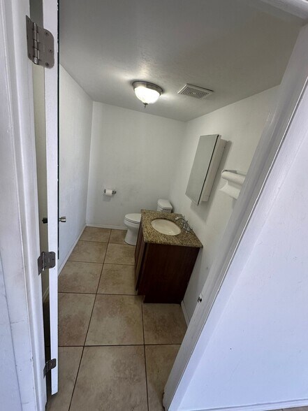 More Photos Of 1002 SE 9th St, Cape Coral Service For Lease