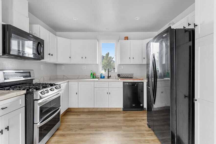 More Photos Of 3031 Chestnut St, Oakland Multifamily For Sale