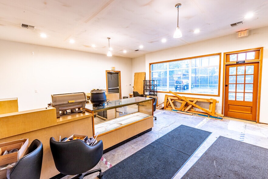 More Photos Of 9691 SE 82nd Ave, Happy Valley Storefront Retail Office For Sale