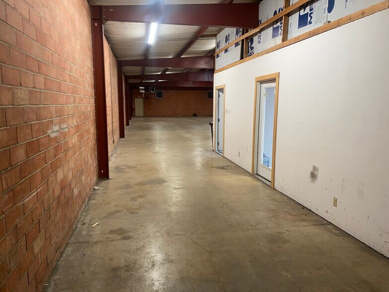 More Photos Of 8446 Gault Ln, San Antonio Light Distribution For Lease