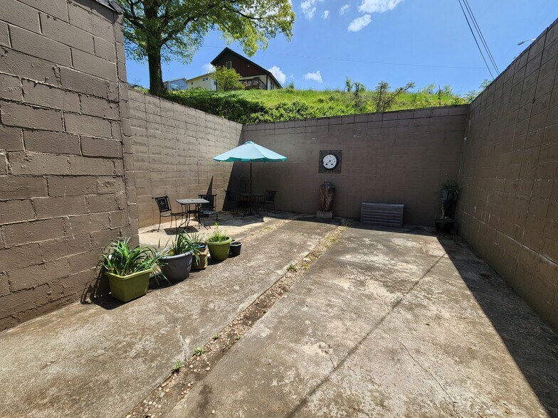 More Photos Of 310 Wade Hampton Blvd, Greenville Freestanding For Sale