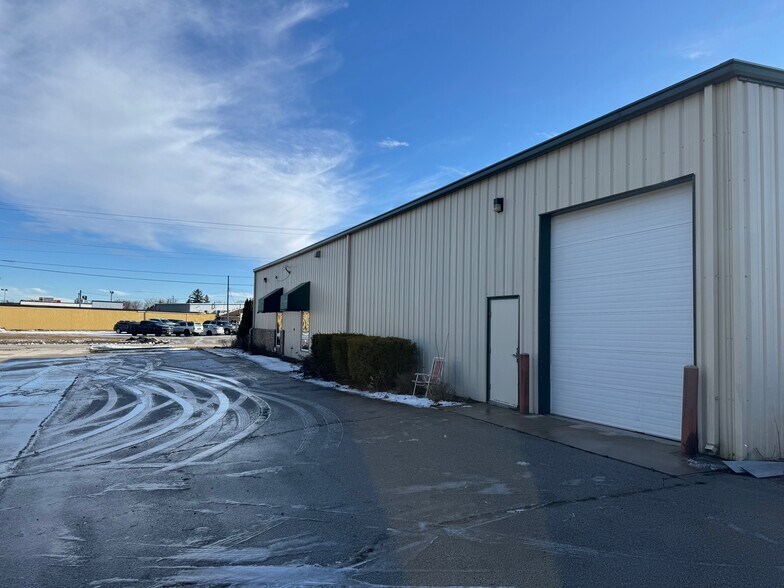 More Photos Of 1410 S 39th St, Manitowoc Flex For Sale