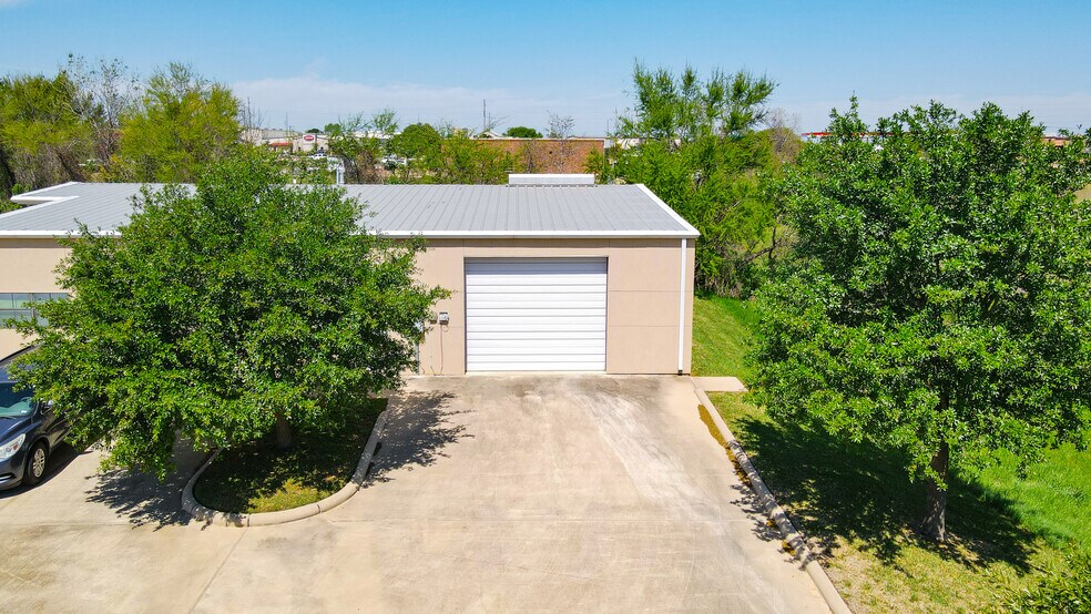 More Photos Of 2131 W Briargate Dr, Bryan Office For Sale