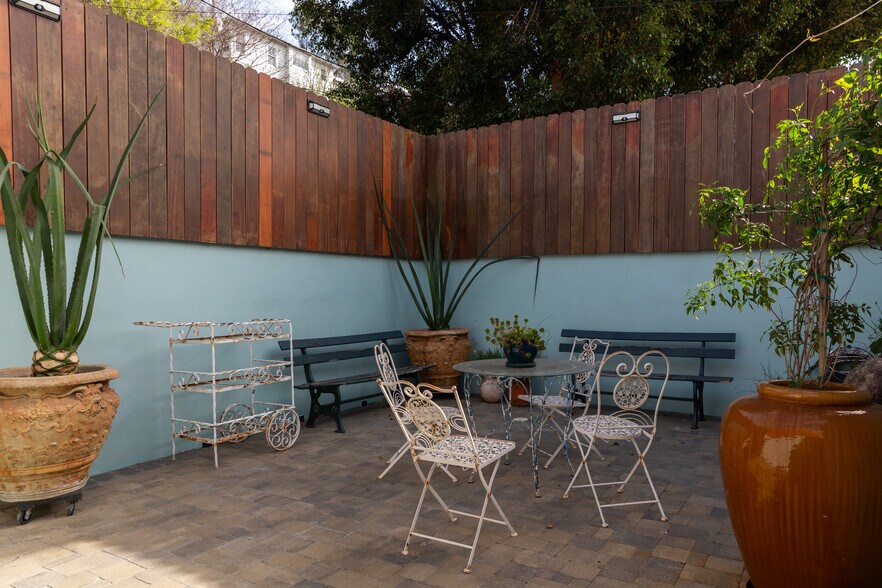 More Photos Of 1626 Silver Lake Blvd, Los Angeles Freestanding For Lease