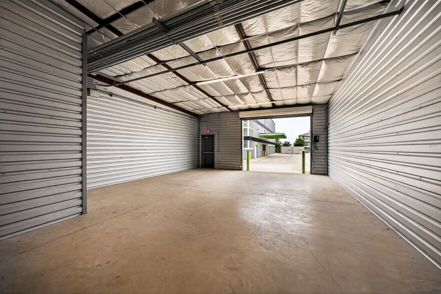 More Photos Of 8114 City Base Landing, San Antonio Unknown For Lease