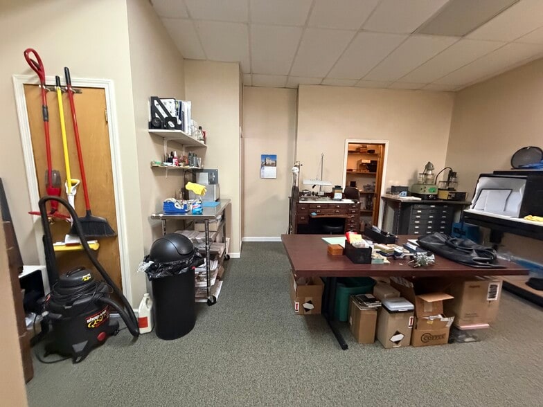 More Photos Of 154 Market Sq, Newington Storefront Retail Office For Lease