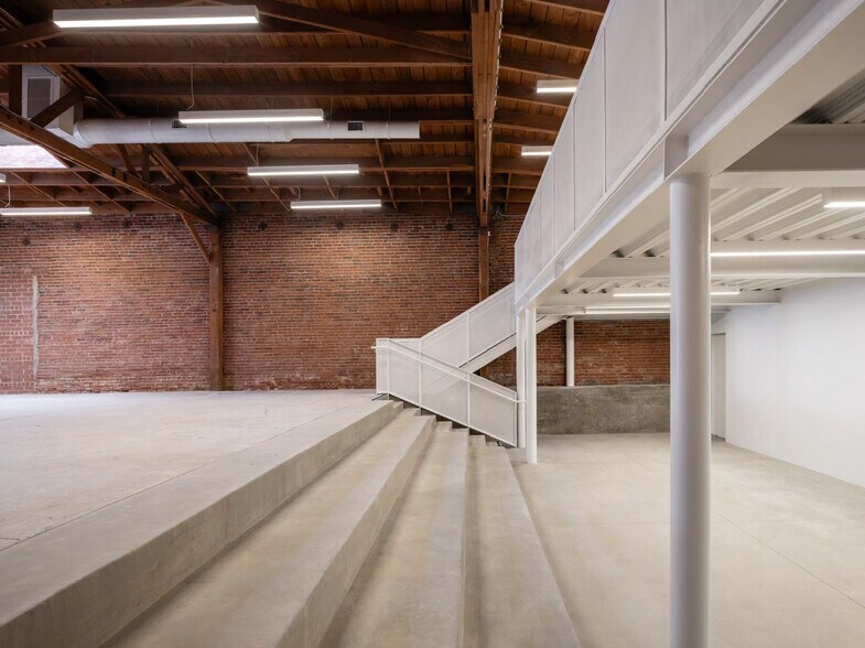 More Photos Of 2432 E 8th St, Los Angeles Showroom For Lease