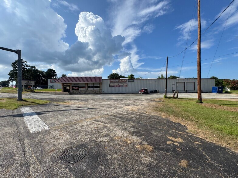 More Photos Of 1900 Crockett Rd, Palestine Storefront For Sale