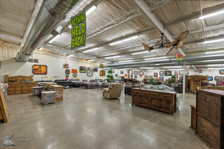 More Photos Of 302 N Access Rd, Clyde Showroom For Sale