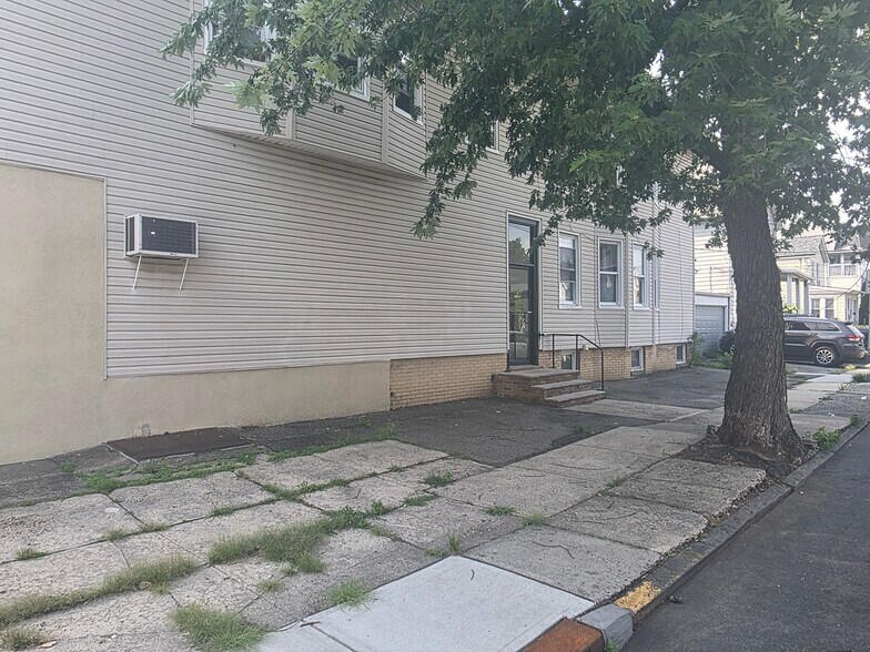 More Photos Of 17 Maolis Ave, Bloomfield Storefront Retail Residential For Sale