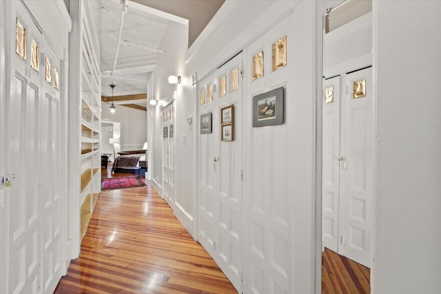 More Photos Of 49 Florida Ave, Amsterdam Hospitality For Sale